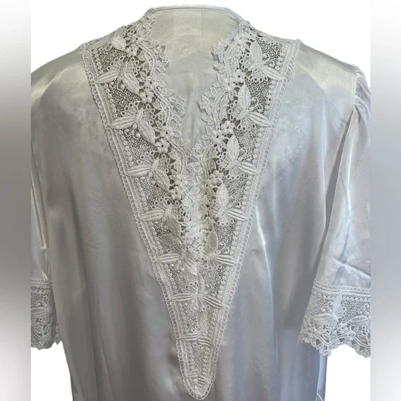 2PC 80s ROMANTIC PENIOR SET WHITE SATIN BUTTERFLY DESIGN LACE GOWN & ROBE SZ M - Picture 6 of 16
